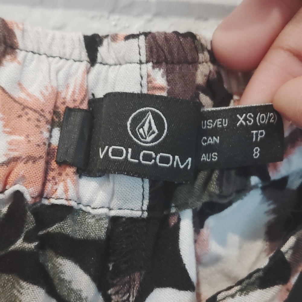 VOLCOM 2-pc Floral Set - Picture 7 of 7
